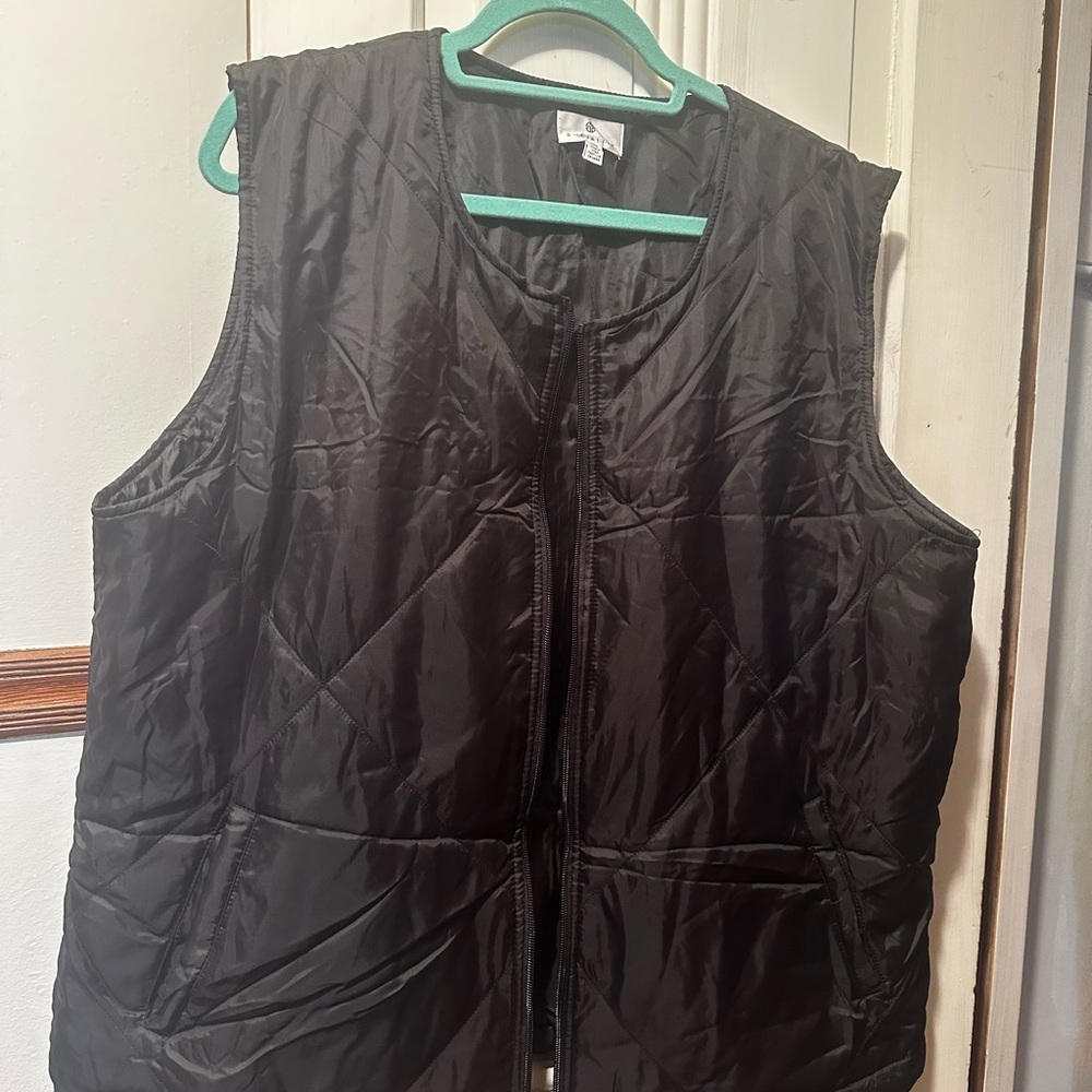Socialite black over vest. Has pockets. No collar L/XL